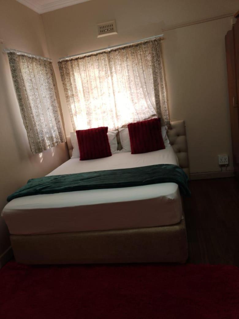 Triple S Hotel Белвил Екстериор снимка