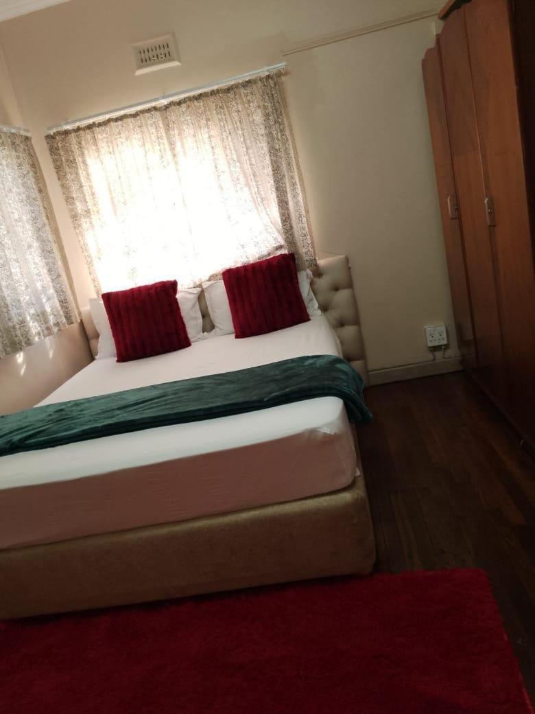 Triple S Hotel Белвил Екстериор снимка